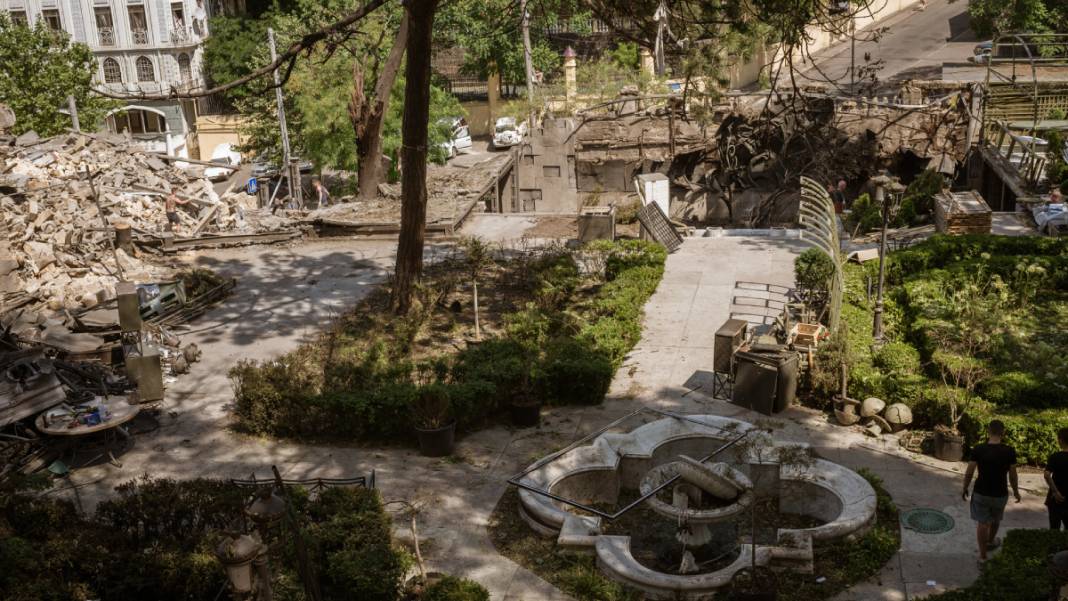 Odesa'ya yine f&uuml;ze saldırısı: Tarihi yapılar enkaza d&ouml;nd&uuml; 2